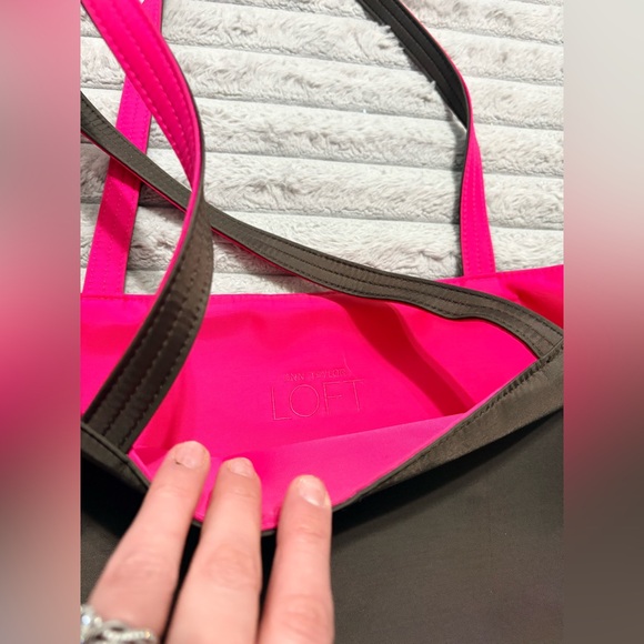 👜 Ann Taylor LOFT Tote Bag – Brown with Hot Pink Interior - Picture 3 of 5